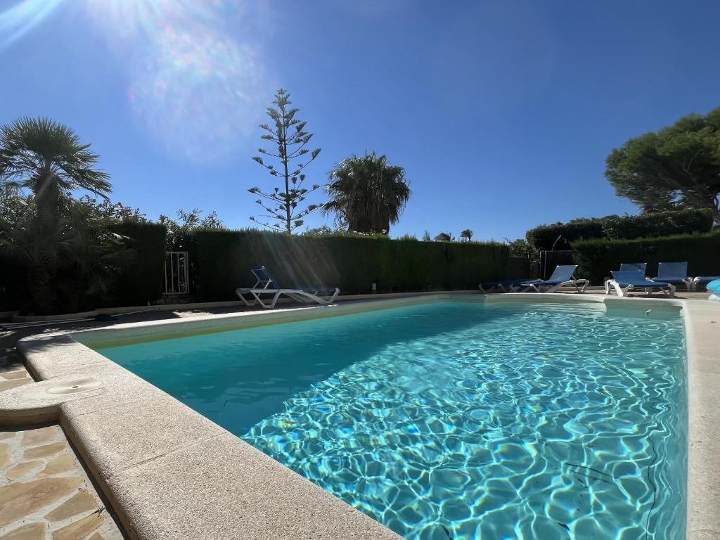 Bazén v ubytovaní Villa Catalina Stunning 4bedroom villa with air conditioning sea views & private swimming pool ideal for families alebo v jeho blízkosti