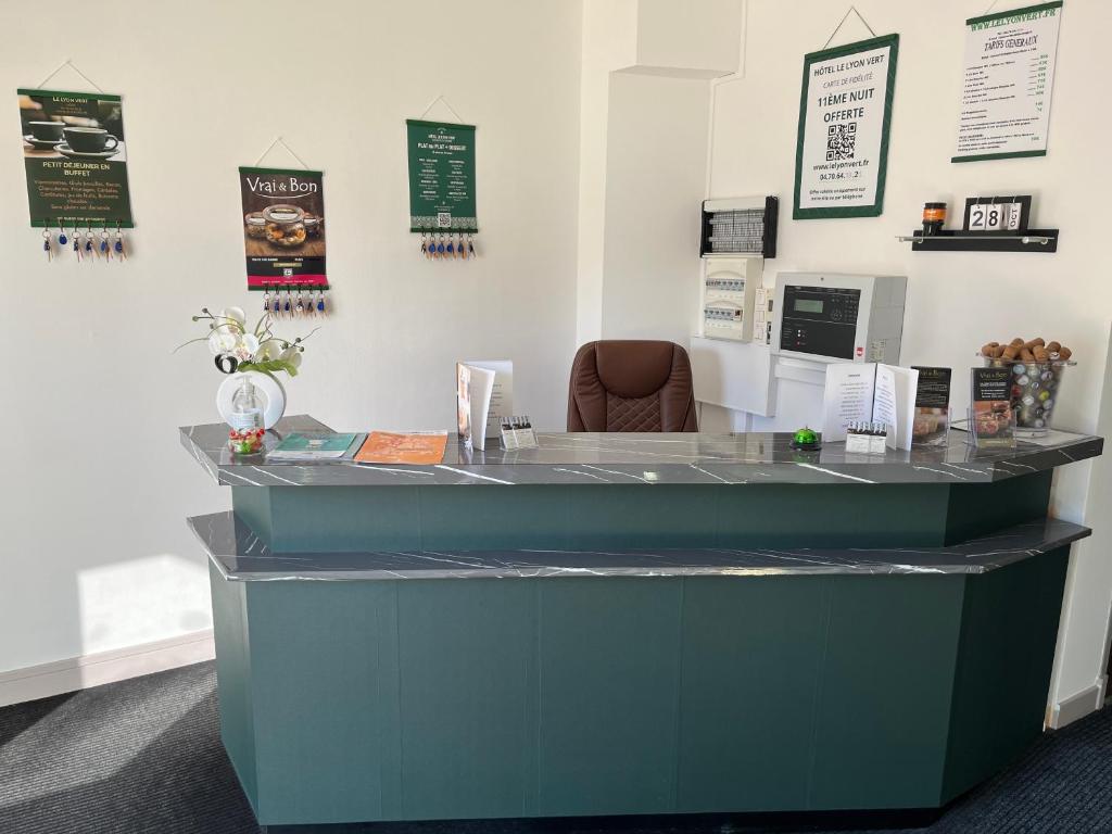 Vstupní hala nebo recepce v ubytování Hôtel Le Lyon Vert Commentry