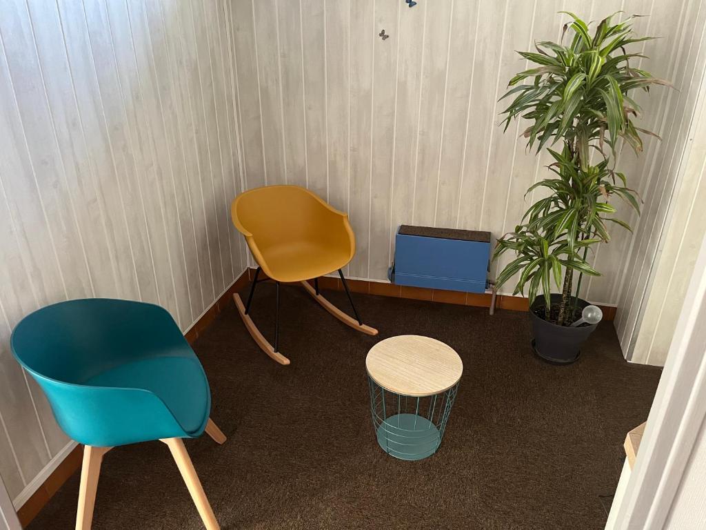 Posezení v ubytování Hôtel Le Lyon Vert Commentry