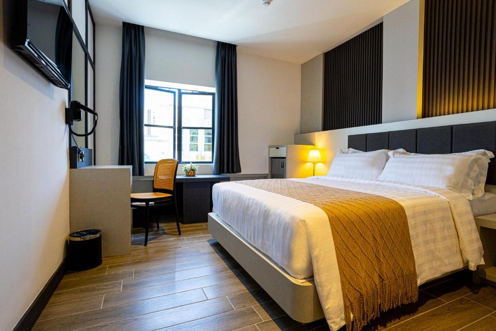 De Quinton Hotel - Freizeit-Doppelzimmer Mit Fenstertisch