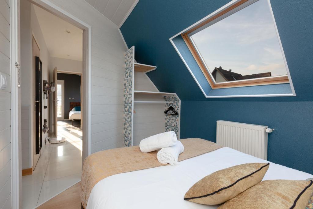 Postel nebo postele na pokoji v ubytování Gites Spa Strasbourg - Villa Cerf - SPA Privé, Sauna, Borne d'arcade, Babyfoot
