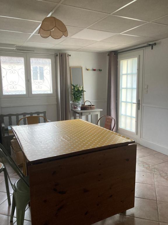 une salle à manger avec une table et des chaises dans l'établissement Proche pôle européen du cheval, à Champagné