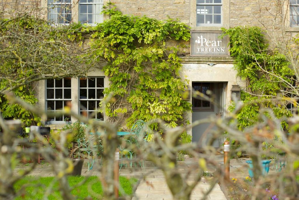 Vrt ispred objekta Pear Tree Inn Whitley