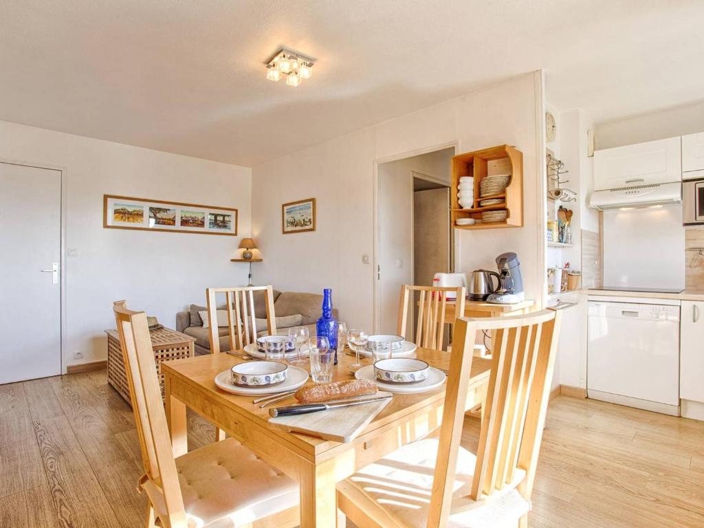 une cuisine et une salle à manger avec une table et des chaises dans l'établissement Appartement 2 chambres avec balcons et parking à Cabourg - FR-1-788-36, à Cabourg