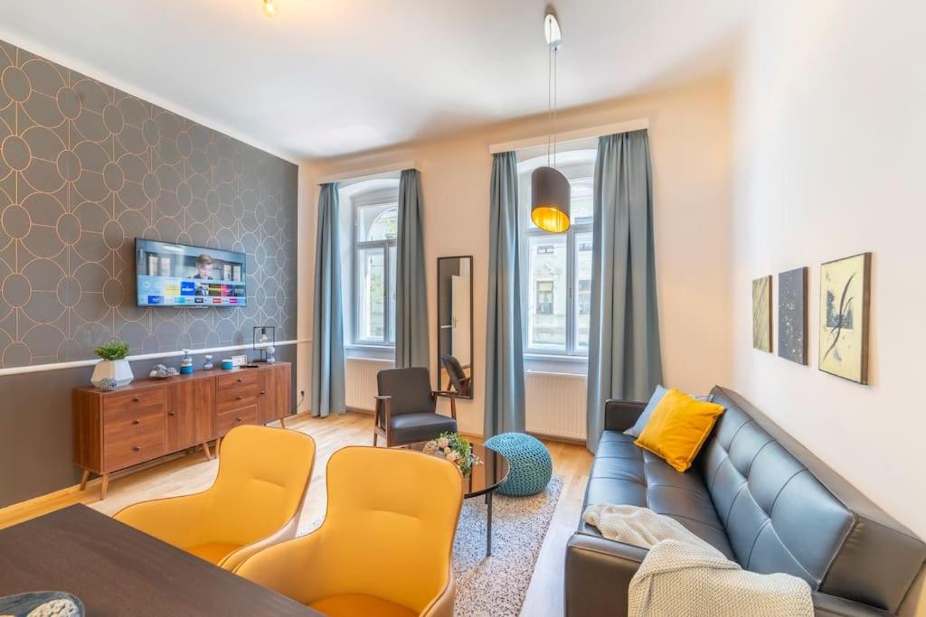 Un televizor și/sau centru de divertisment la josef's home I Comfort Apartment I UNO-City, VIC