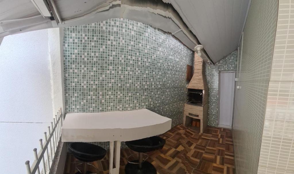 Casas de Aluguel da Lulu في ايتابيما: حمام صغير به طاولة ومقاعد