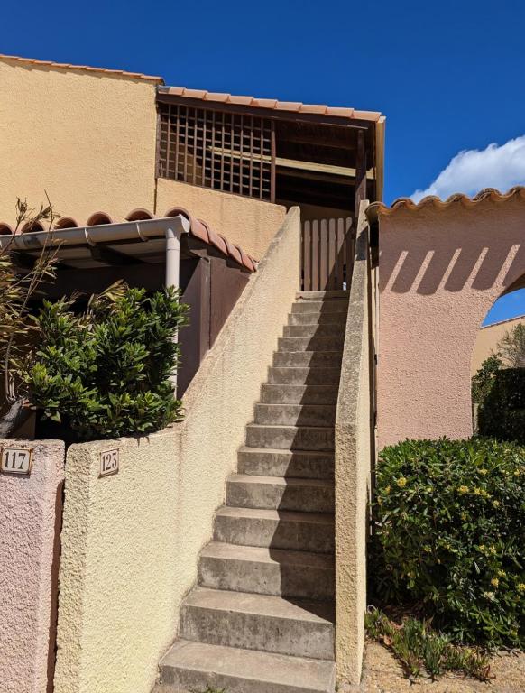 un escalier menant à une maison dans l'établissement appartement 150 m de la plage et 200 m du port, à Leucate