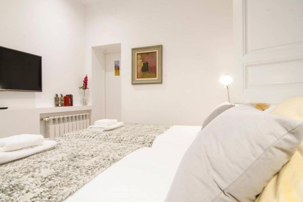 Postel nebo postele na pokoji v ubytování Renovated and Modern- 3Bd 2Bth- Anton Martin