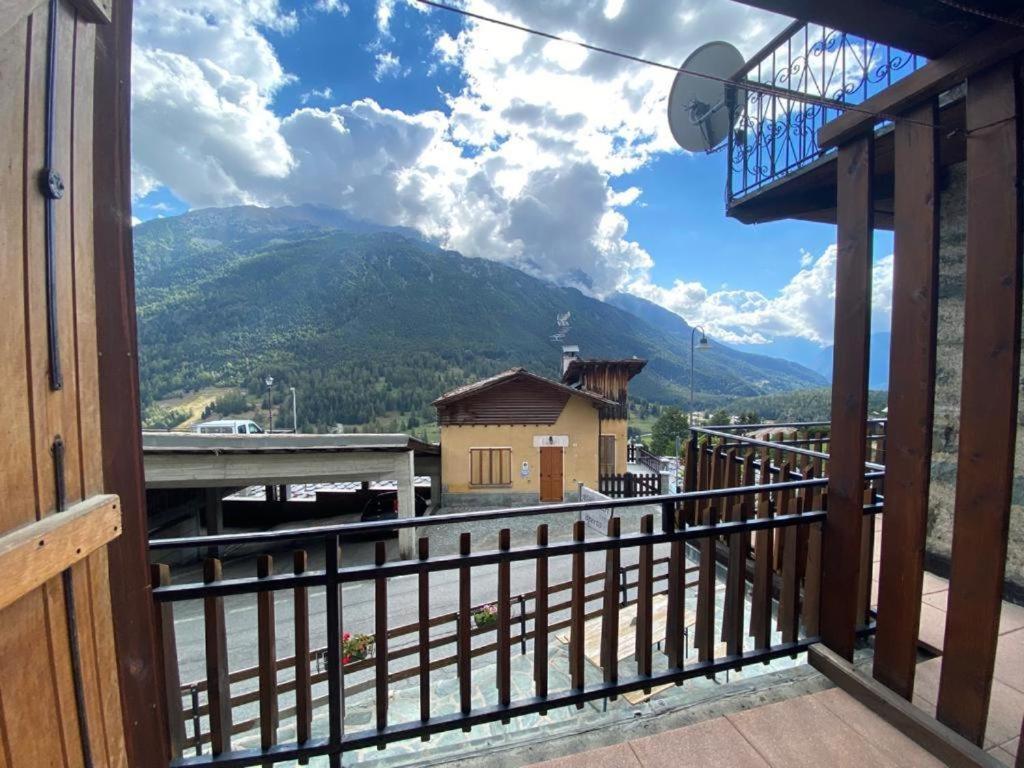 un balcon avec vue sur une montagne dans l'établissement La Vie en Rose - Lignod, à Champoluc