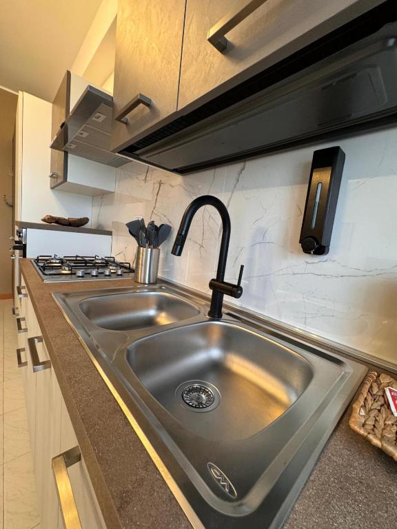 Kuchyň nebo kuchyňský kout v ubytování Garda Lake Holiday Apartments quadrilocale