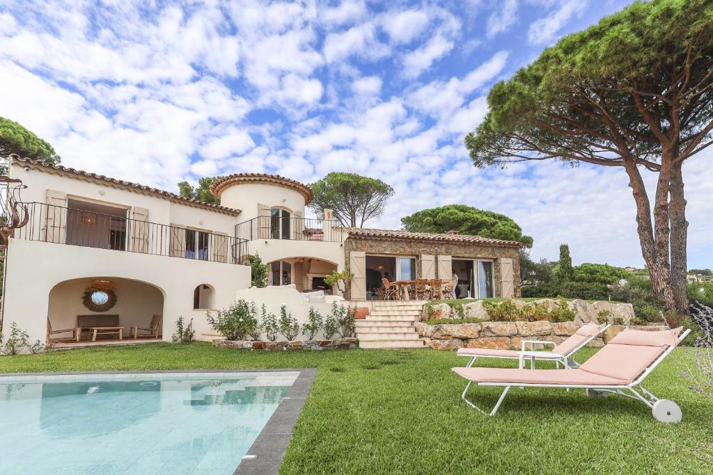 une villa avec piscine et une maison dans l'établissement Villa du Petit Prince, à Sainte-Maxime