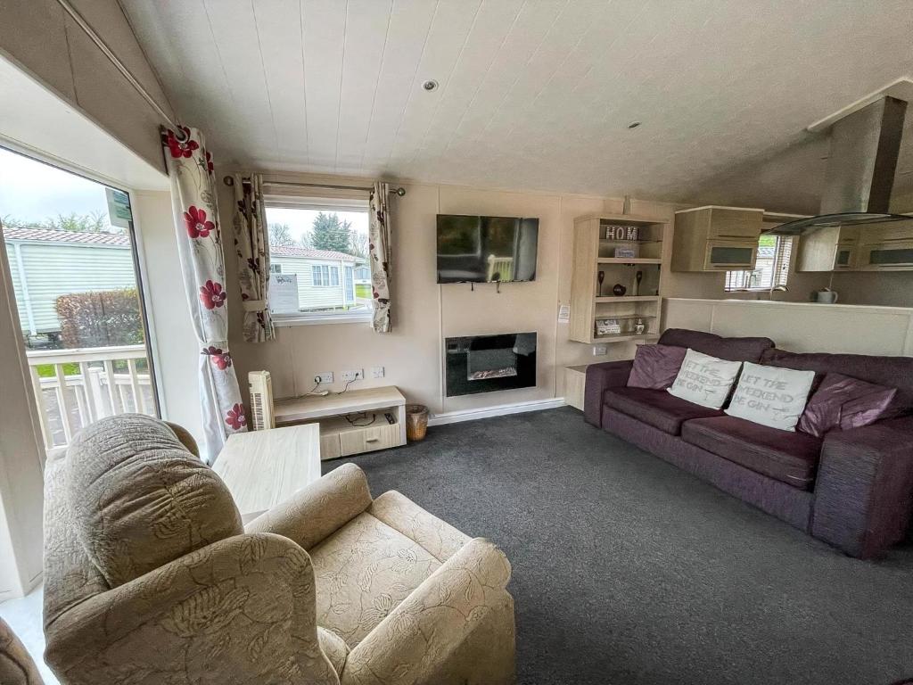 Posezení v ubytování Beautiful 6 Berth Lodge With Disabled Access At Cherry Tree Ref 70829C