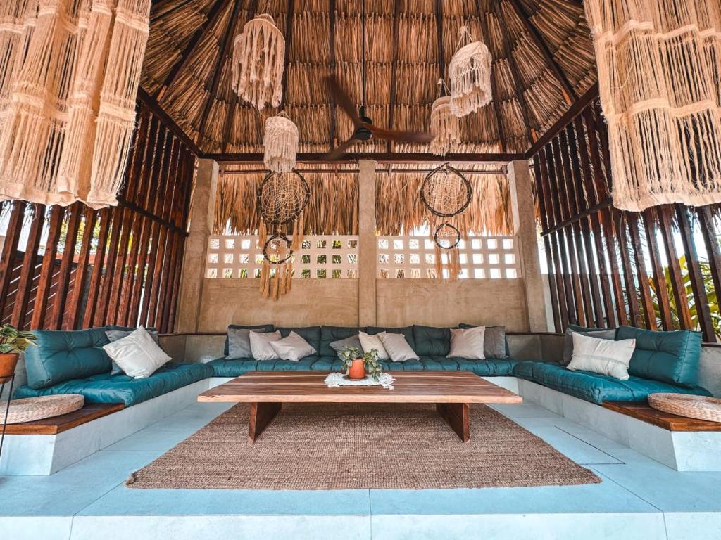 Een zitgedeelte bij MAPUWI Villa & Suite