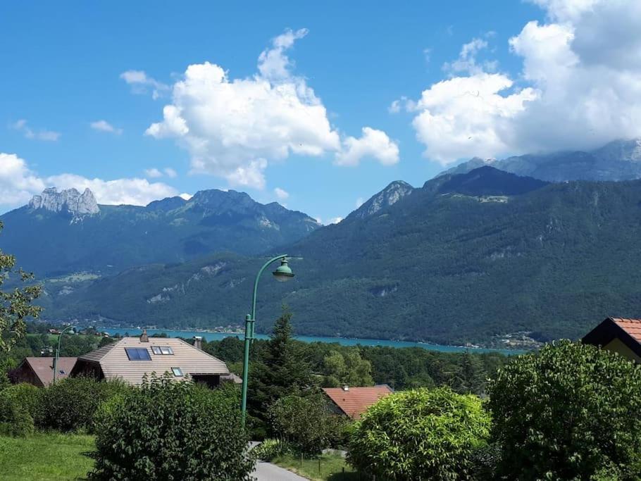 un éclairage de rue avec des montagnes en arrière-plan dans l'établissement T2 vue sur lac d'Annecy, à Lathuile