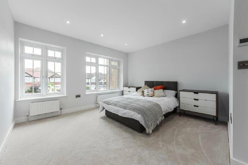 Ένα ή περισσότερα κρεβάτια σε δωμάτιο στο Prime Location 4-Bed Home in Croydon with Parking