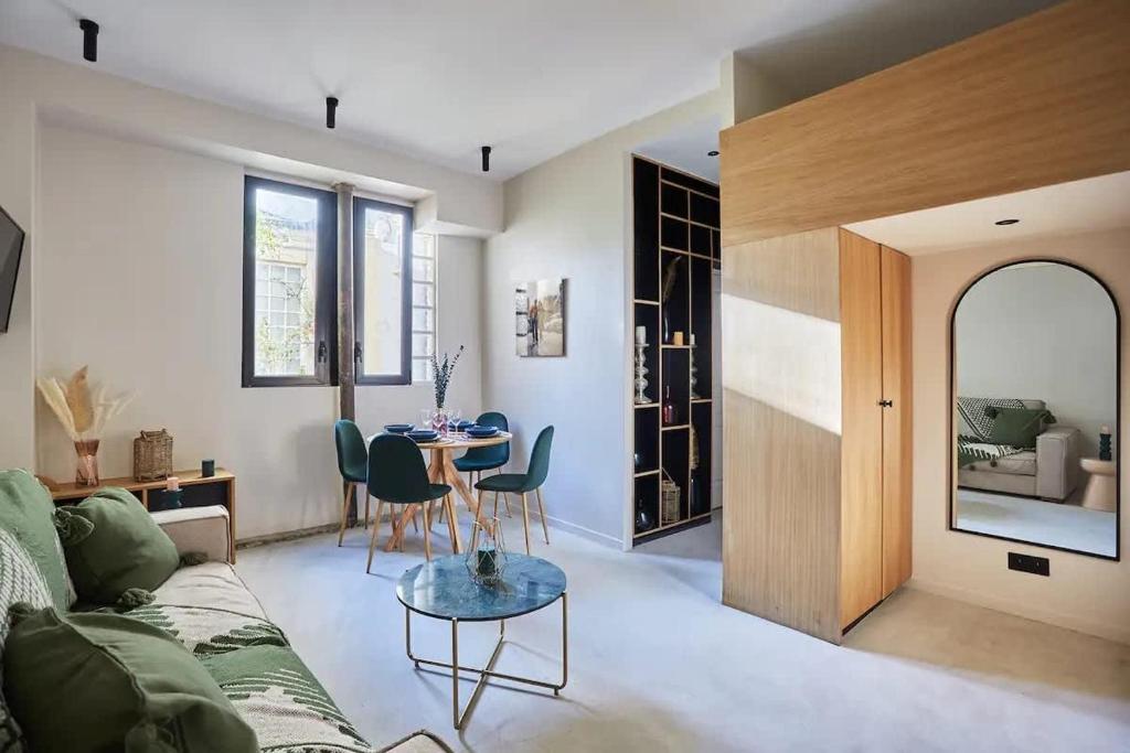 un salon avec un canapé et une table dans l'établissement Charmant loft lumineux avec mezzanine Paris 11 - 4P - FLAT-GUEST, à Paris