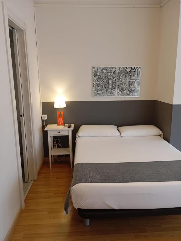 Posteľ alebo postele v izbe v ubytovaní Hostal El Ninot