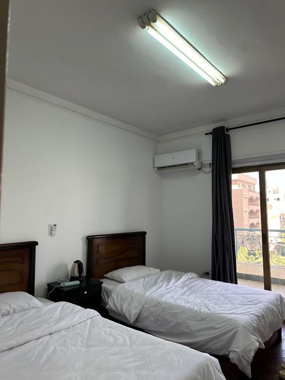 Postel nebo postele na pokoji v ubytování QinFu HOTEL