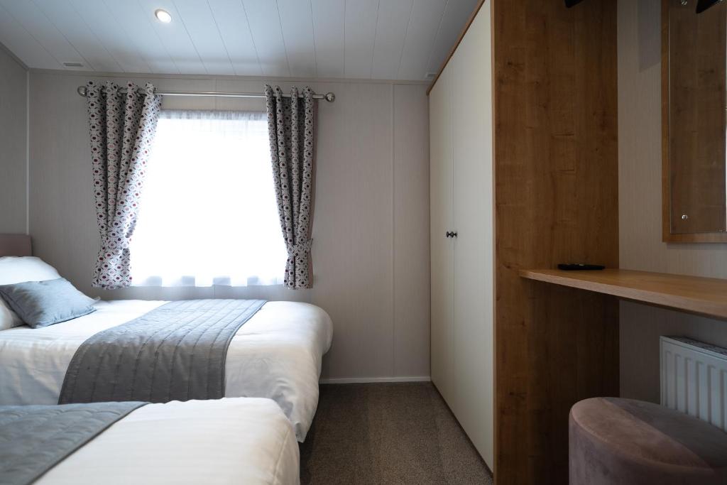 Postel nebo postele na pokoji v ubytování Luxury 3 bedroom Maple View Lodge, Newquay, Cornwall