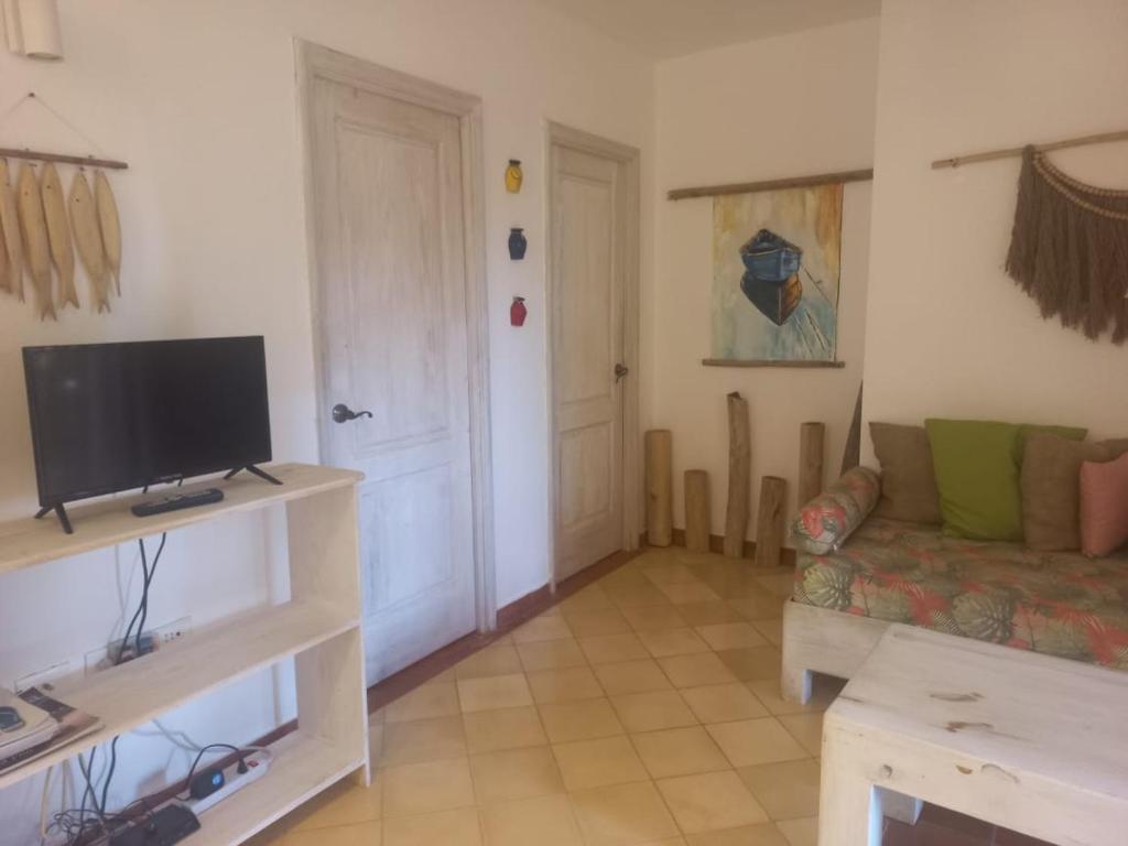 Una televisión o centro de entretenimiento en Hotel - Residencial Madrugada