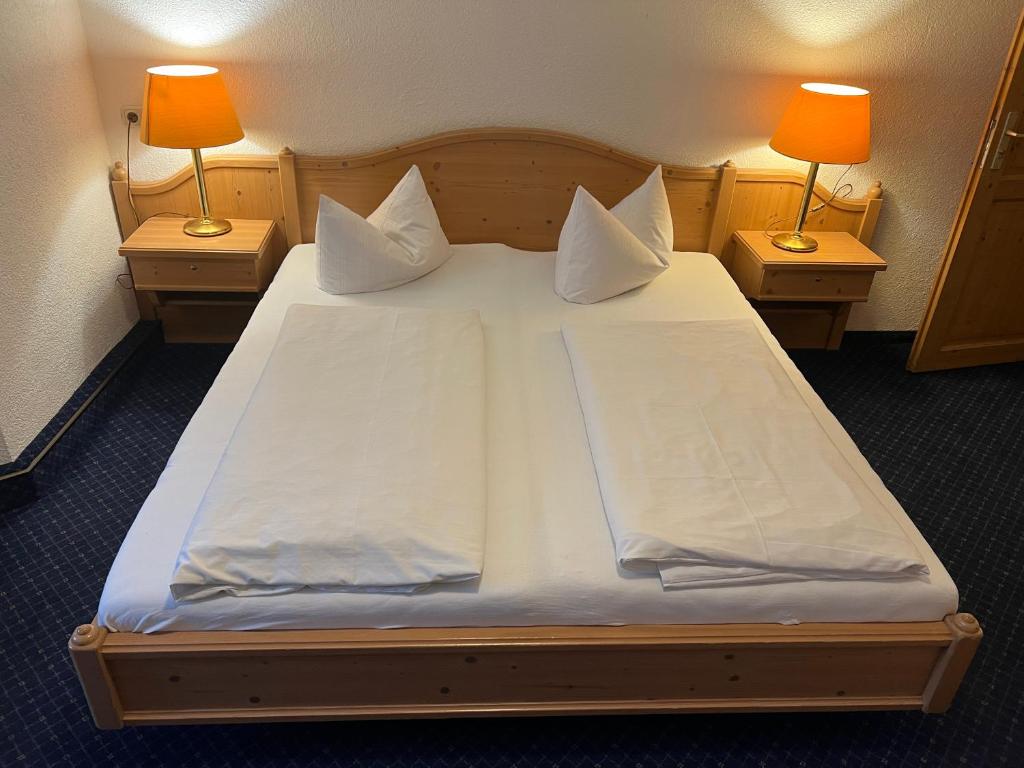 Postel nebo postele na pokoji v ubytování Gasthaus zur Post