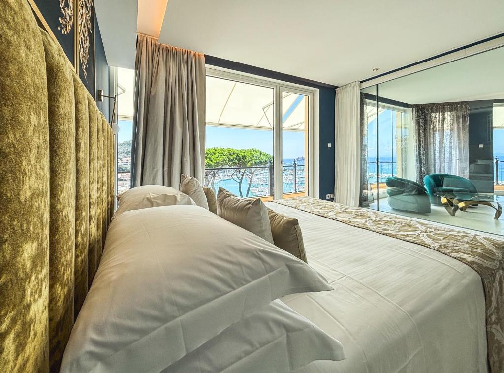 Кровать или кровати в номере Cala del Porto Punta Ala - Preferred Hotels