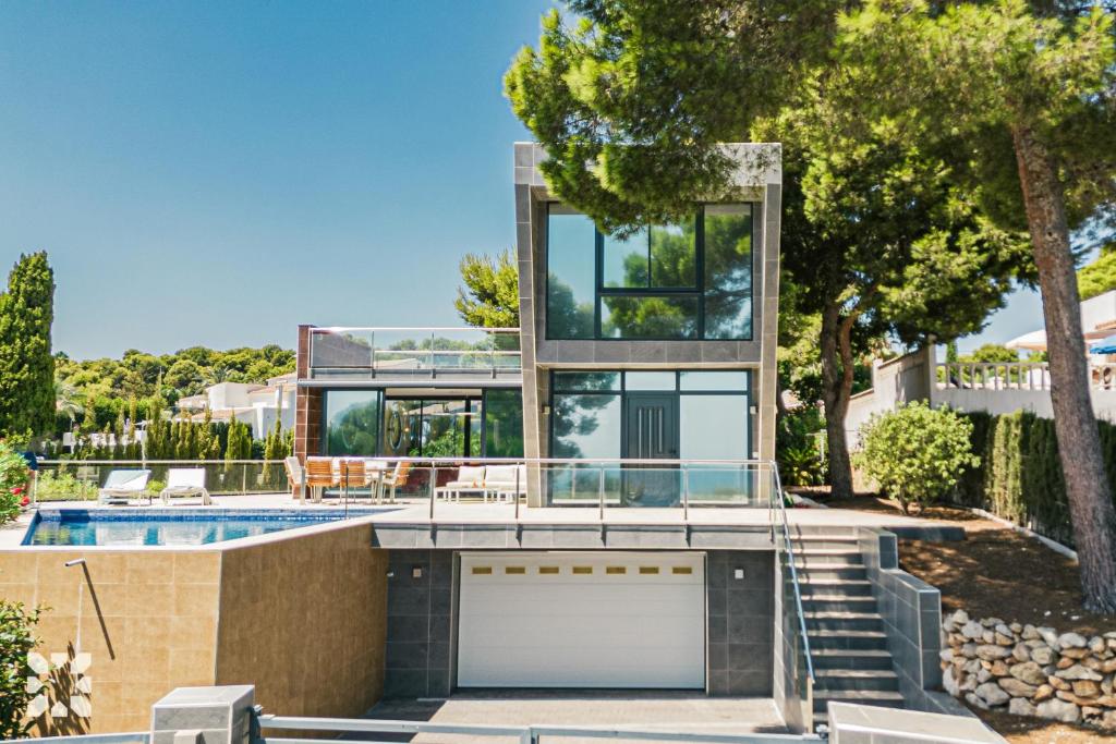ein Haus mit einem Pool und einer Garage in der Unterkunft Villa Alex by Abahana Villas in Benissa