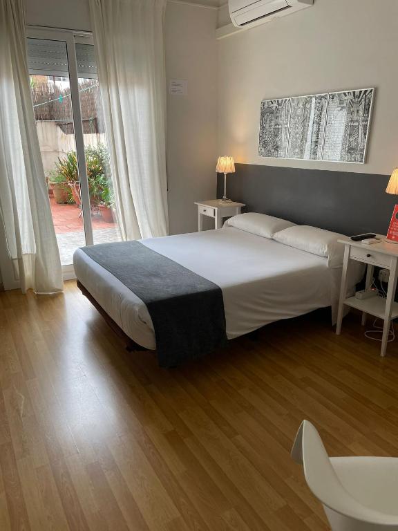 Posteľ alebo postele v izbe v ubytovaní Hostal El Ninot