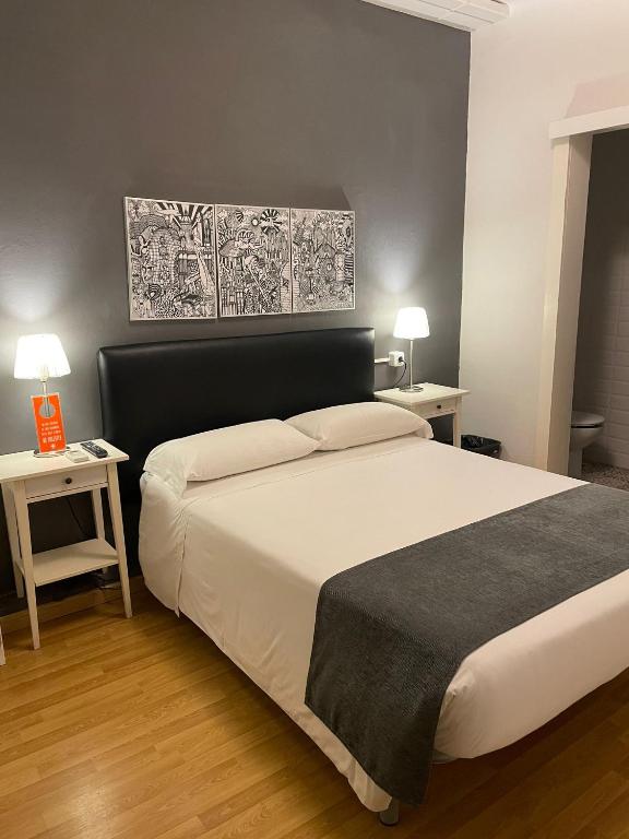 Posteľ alebo postele v izbe v ubytovaní Hostal El Ninot