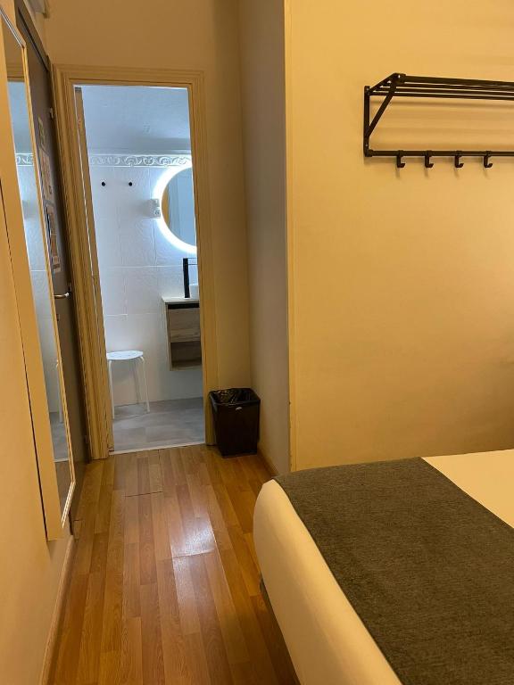Posteľ alebo postele v izbe v ubytovaní Hostal El Ninot