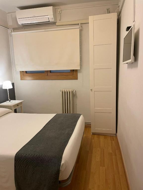 Posteľ alebo postele v izbe v ubytovaní Hostal El Ninot