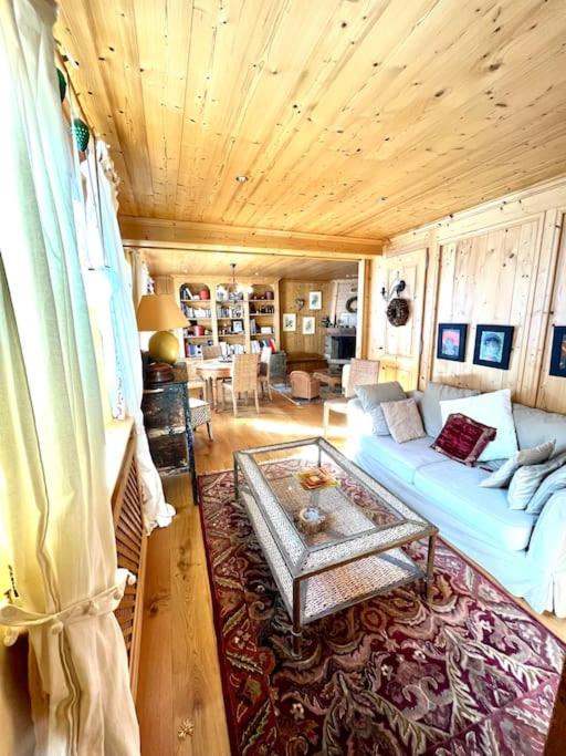 un salon avec un canapé et une table dans l'établissement Très bel appartement à Megève, à Megève