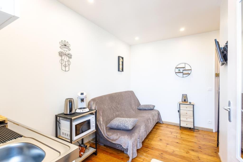 A seating area at Studio cosy avenue de la mer