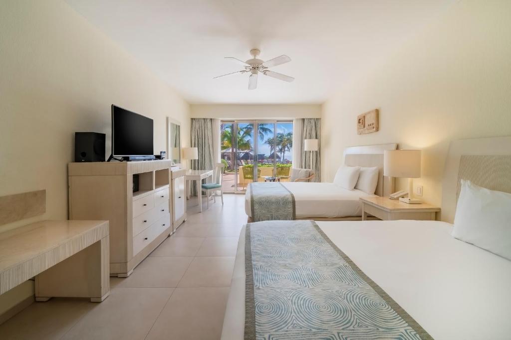 TV a/nebo společenská místnost v ubytování Iberostar Selection Cancún