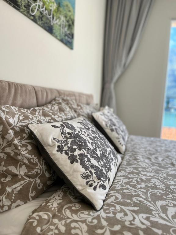 Postel nebo postele na pokoji v ubytování Villa Giulietta lake view Jacuzzi Spa 108