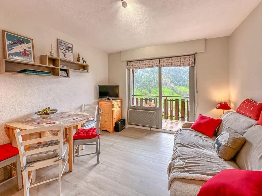 un salon avec un canapé et une table dans l'établissement Le Petit Sylvio, au Grand-Bornand