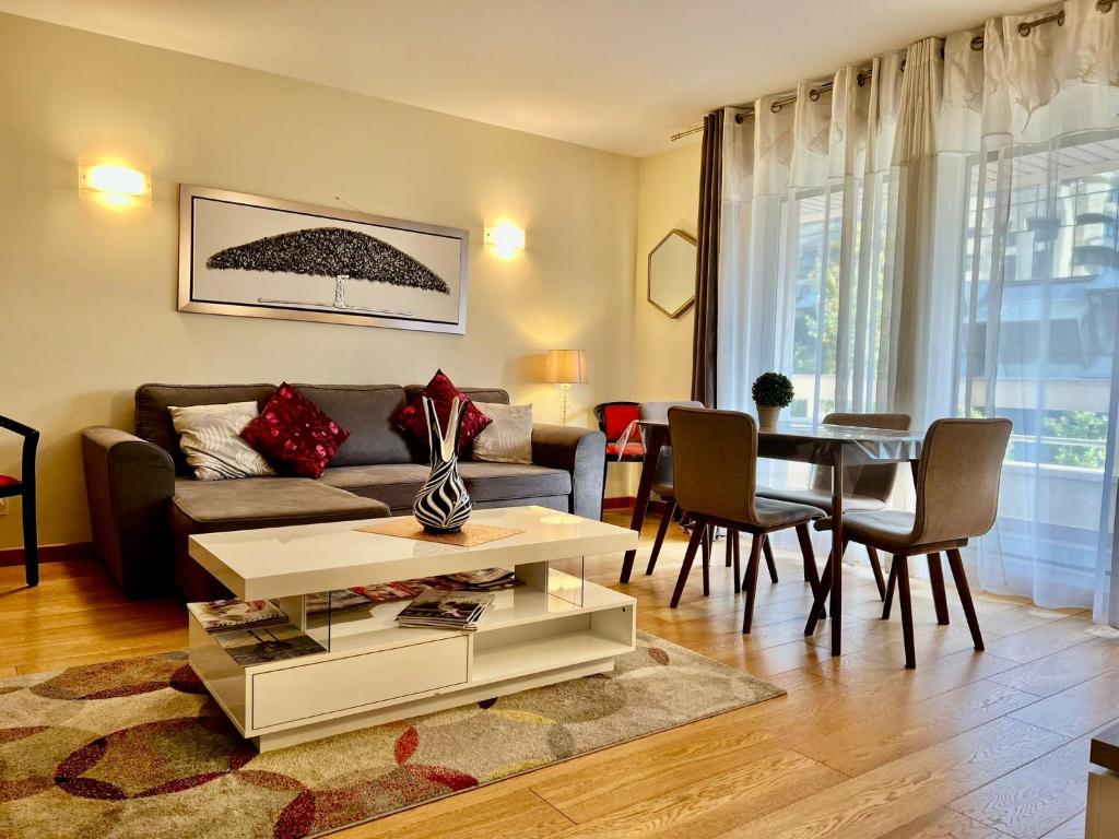 un salon avec un canapé et une table dans l'établissement 2 Pieces 50m2 proche metro, à Levallois-Perret