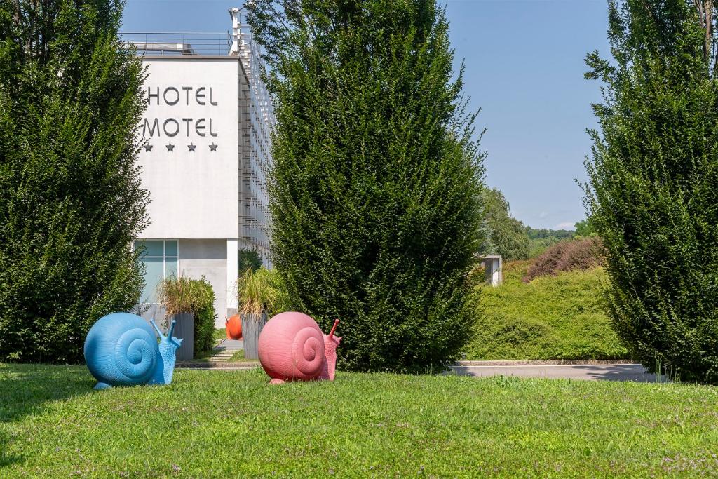 Vonkajšia záhrada v ubytovaní MO.OM Hotel