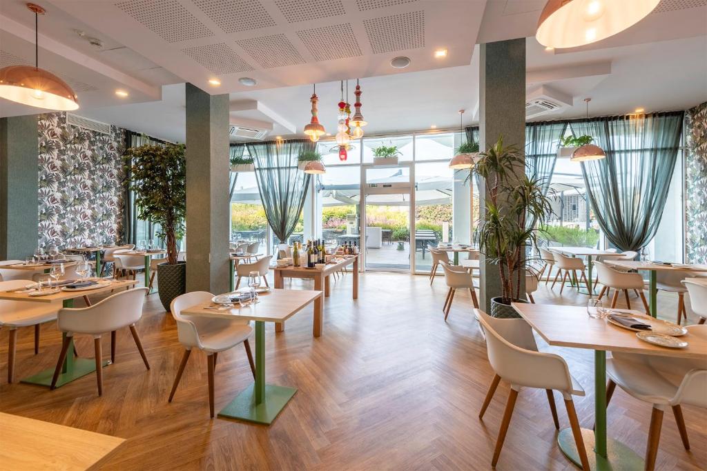 Reštaurácia alebo iné gastronomické zariadenie v ubytovaní MO.OM Hotel