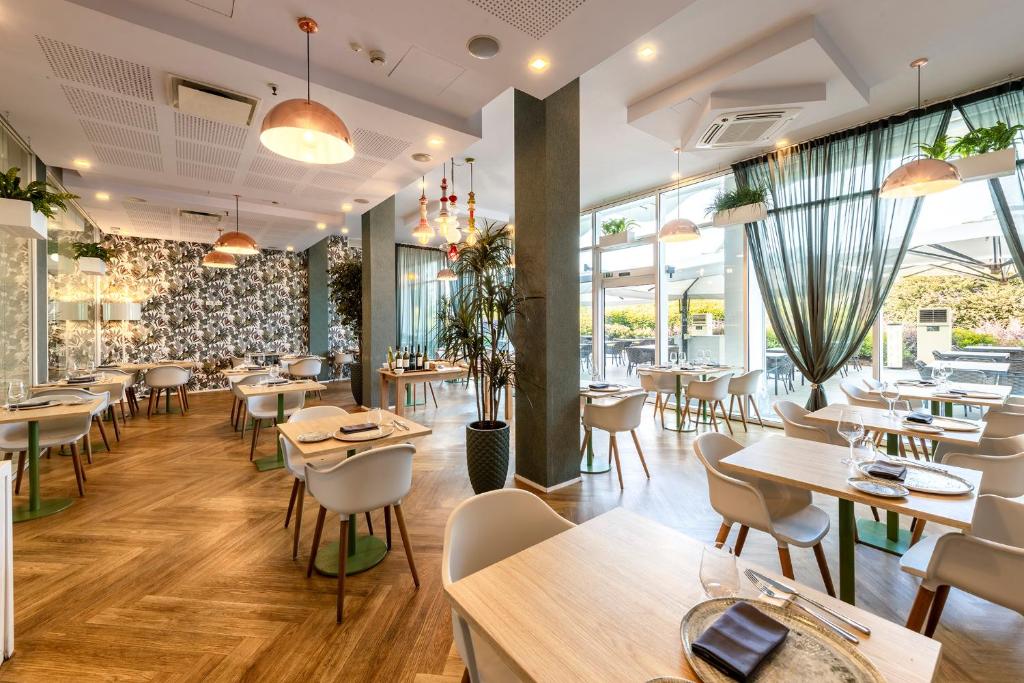 Reštaurácia alebo iné gastronomické zariadenie v ubytovaní MO.OM Hotel