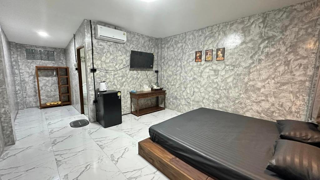 TV a/nebo společenská místnost v ubytování บ้านภทรพรรณ ขุนยวม แม่ฮ่องสอน PATARAPHAN HOUSE, Khunyuam, Maehongson, Thailand