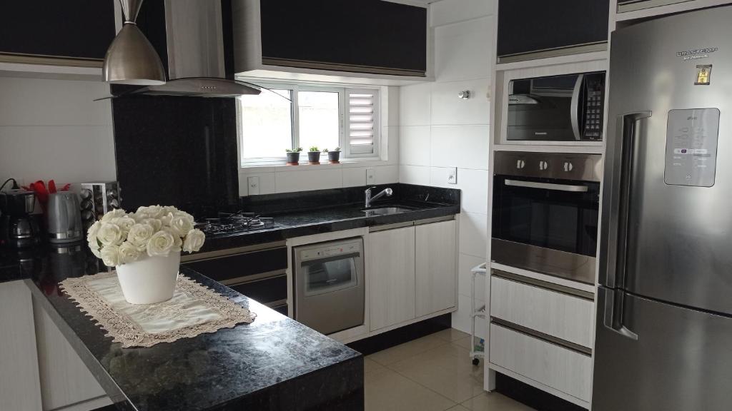 Kuchyň nebo kuchyňský kout v ubytování Apartamento diferenciado centro Itapema