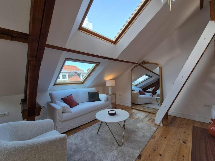 - un salon avec un canapé blanc et une fenêtre dans l'établissement Poreč, Appartement lumineux vue sur la Cathédrale, à Reims