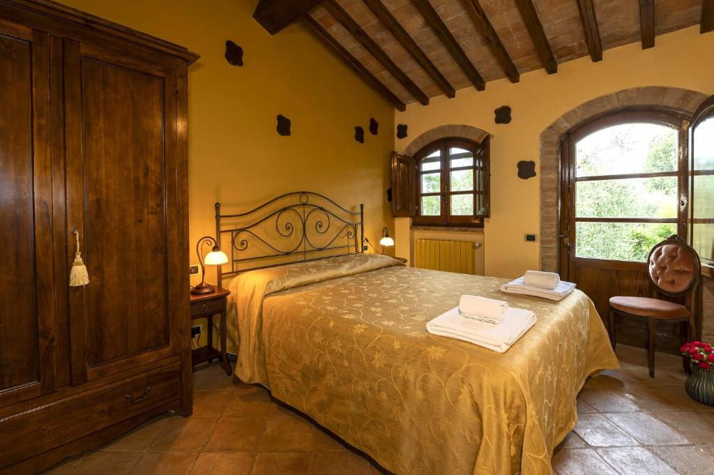 une chambre avec un grand lit dans une pièce dans l'établissement Villa La Francigena, à San Gimignano 42 autres photos