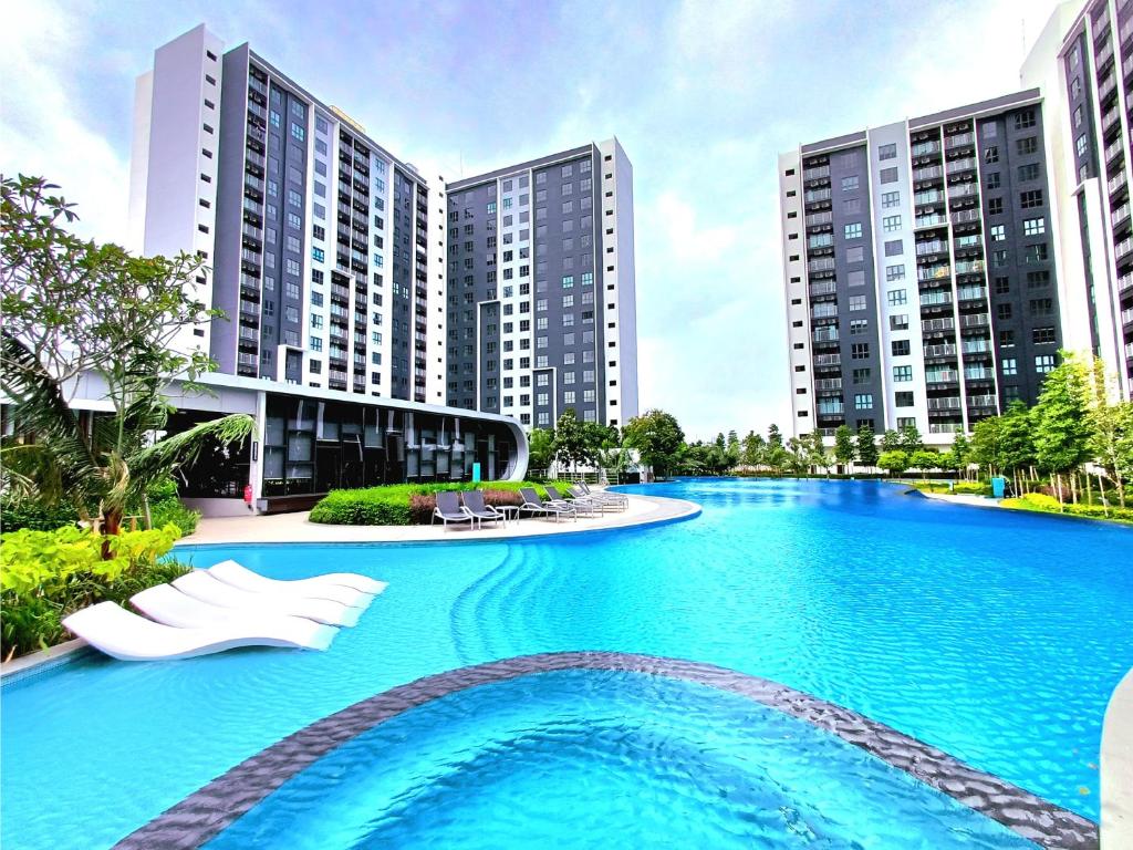 バンティングにあるMayabay Residence Gamuda Cove - LabuhSenja Homestayの高層ビルの前の大きなプール