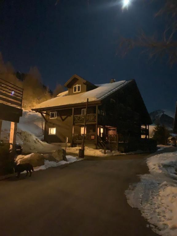 une maison avec deux vaches dans la neige la nuit dans l'établissement Isola 2000 appartement dans Chalet 4 ou 6 personnes grande terrasse, à Isola 2000