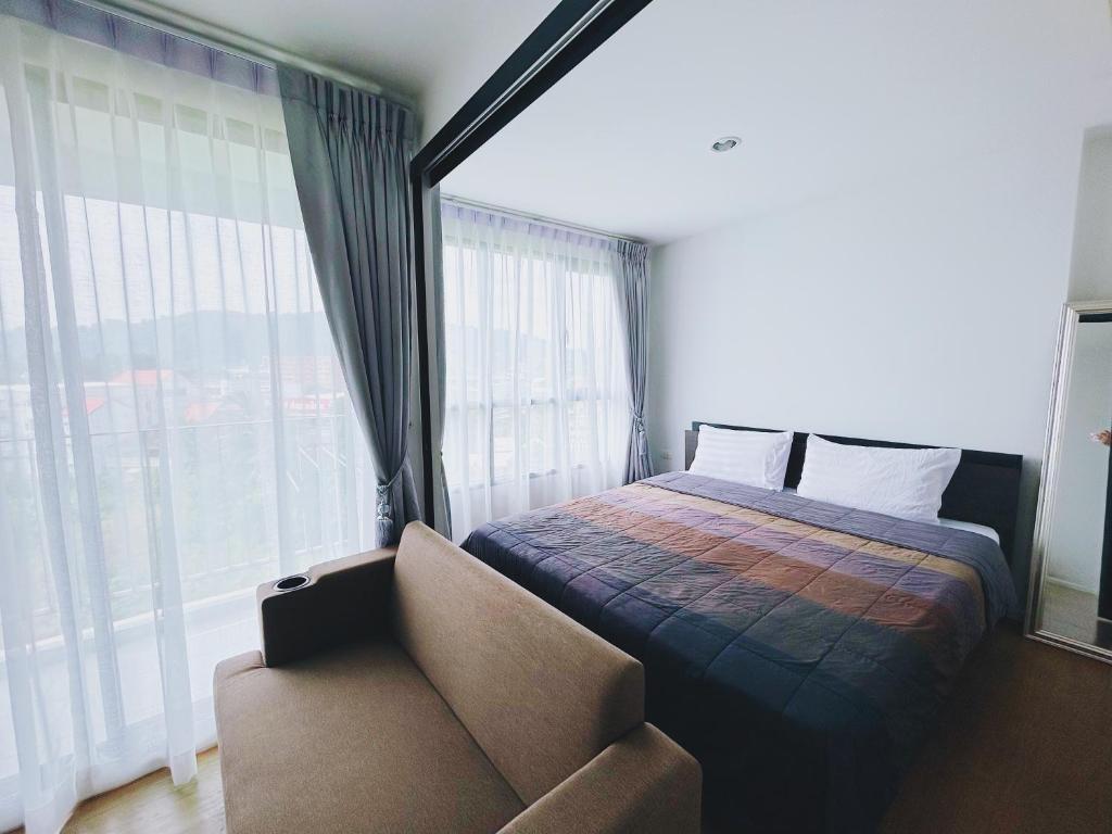 Un pat sau paturi într-o cameră la 02Nice room phuket town near Shopping Malls and Naka night market