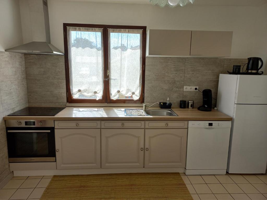 Kuchyňa alebo kuchynka v ubytovaní Gîte des bords de l Eure 4 chambres 2 SDB et parking