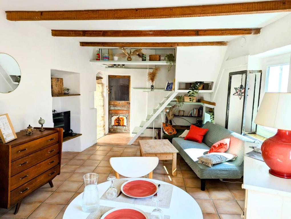 un salon avec un canapé et une table dans l'établissement Le Cauris du pont romain, à Vaison-la-Romaine