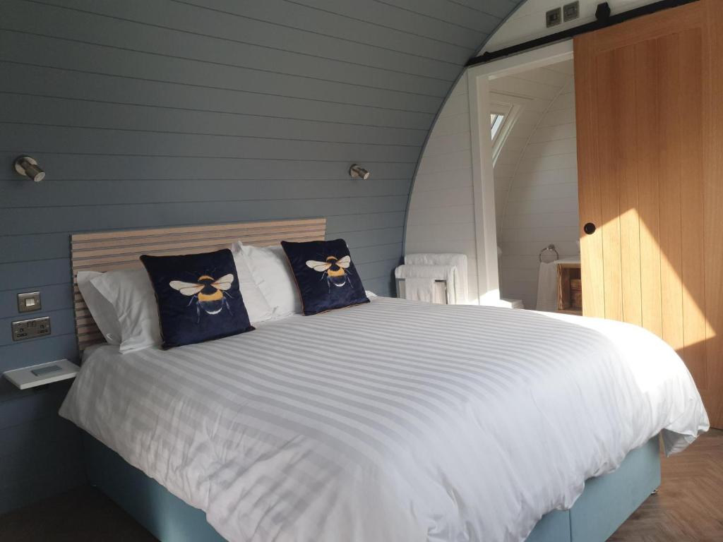 Postel nebo postele na pokoji v ubytování East Rigg Lodges